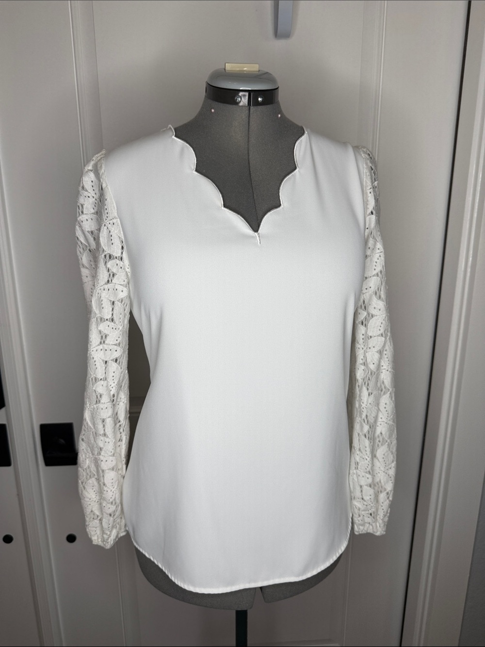 Cupshe Medium Women’s Lace Eyelet Blouse v-neck